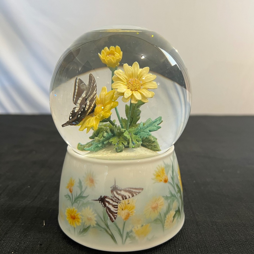 Twinkle Butterfly and Yellow Daisy Musical Snow Globe Wind Up Nature Decor 6in